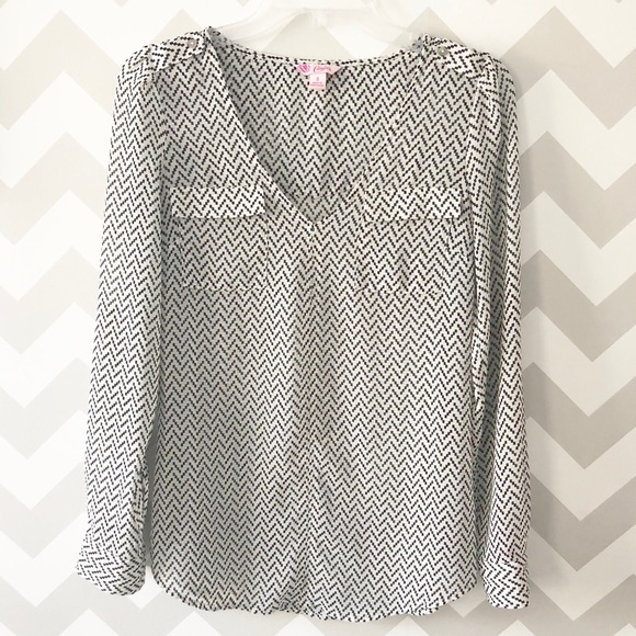 Candie's Tops - 🍭HP🍭Candies white and black chevron shirt 🌟